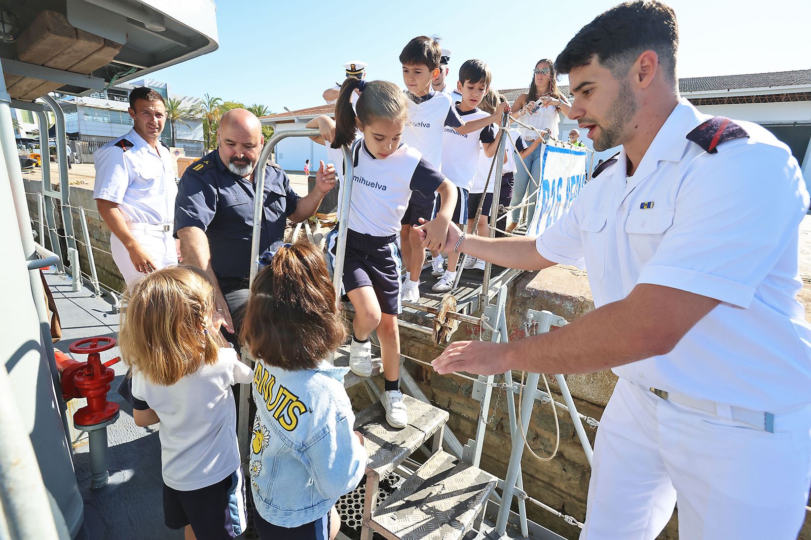 Imágenes de las visitas al patrullero de la Armada Española Medas p-26