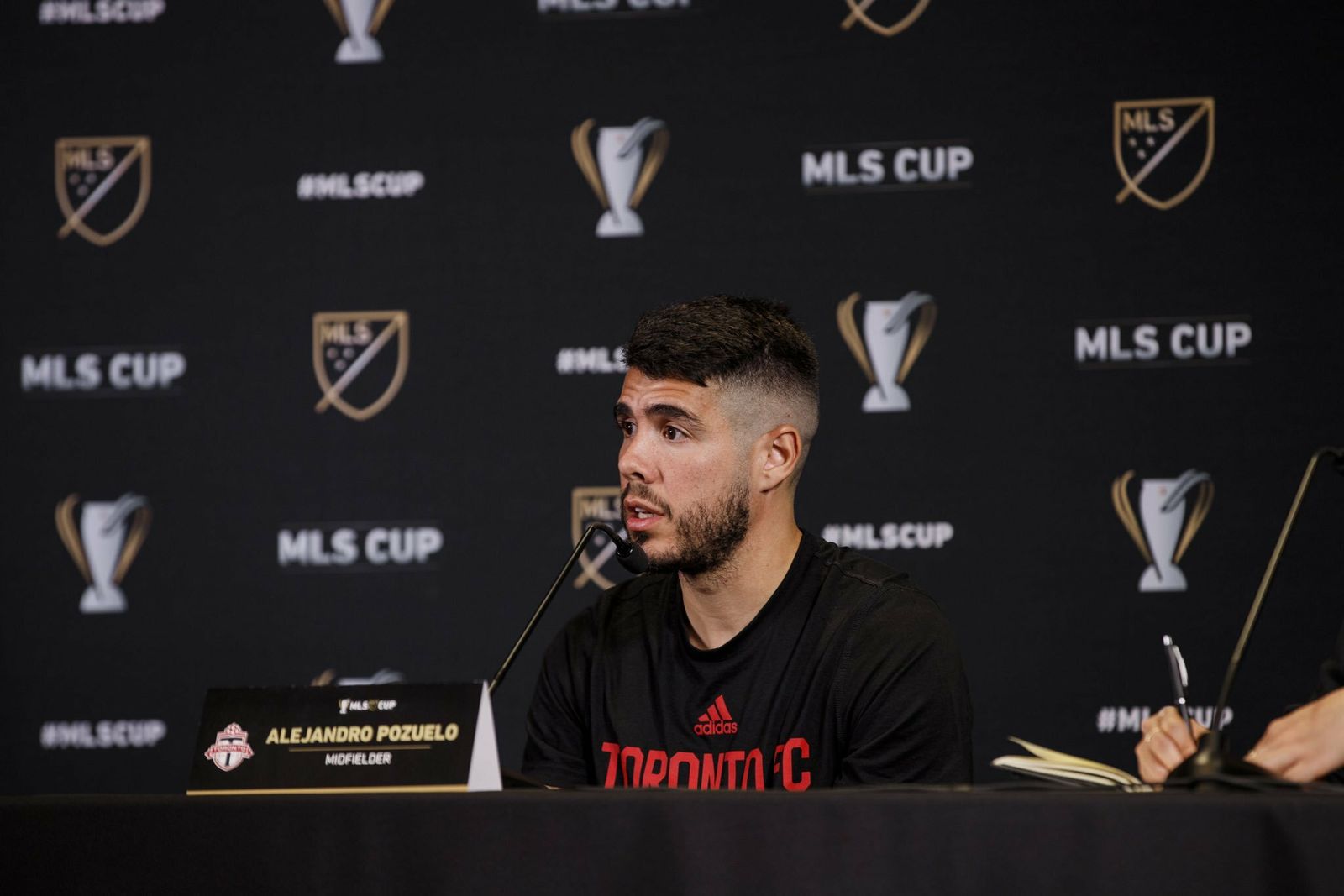 Pozuelo, en una rueda de prensa con el Toronto FC.