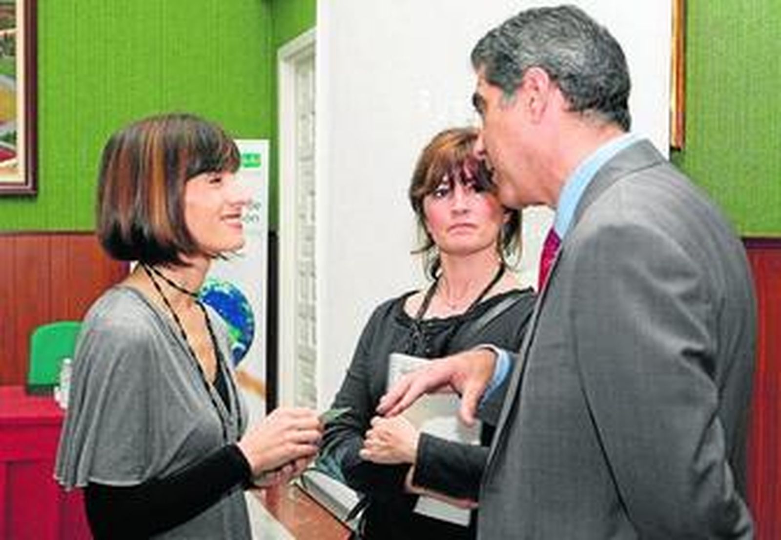 Isabel Llorens -izquierda- conversa con el director general de la Cámara de Comercio, Arsenio Martínez.