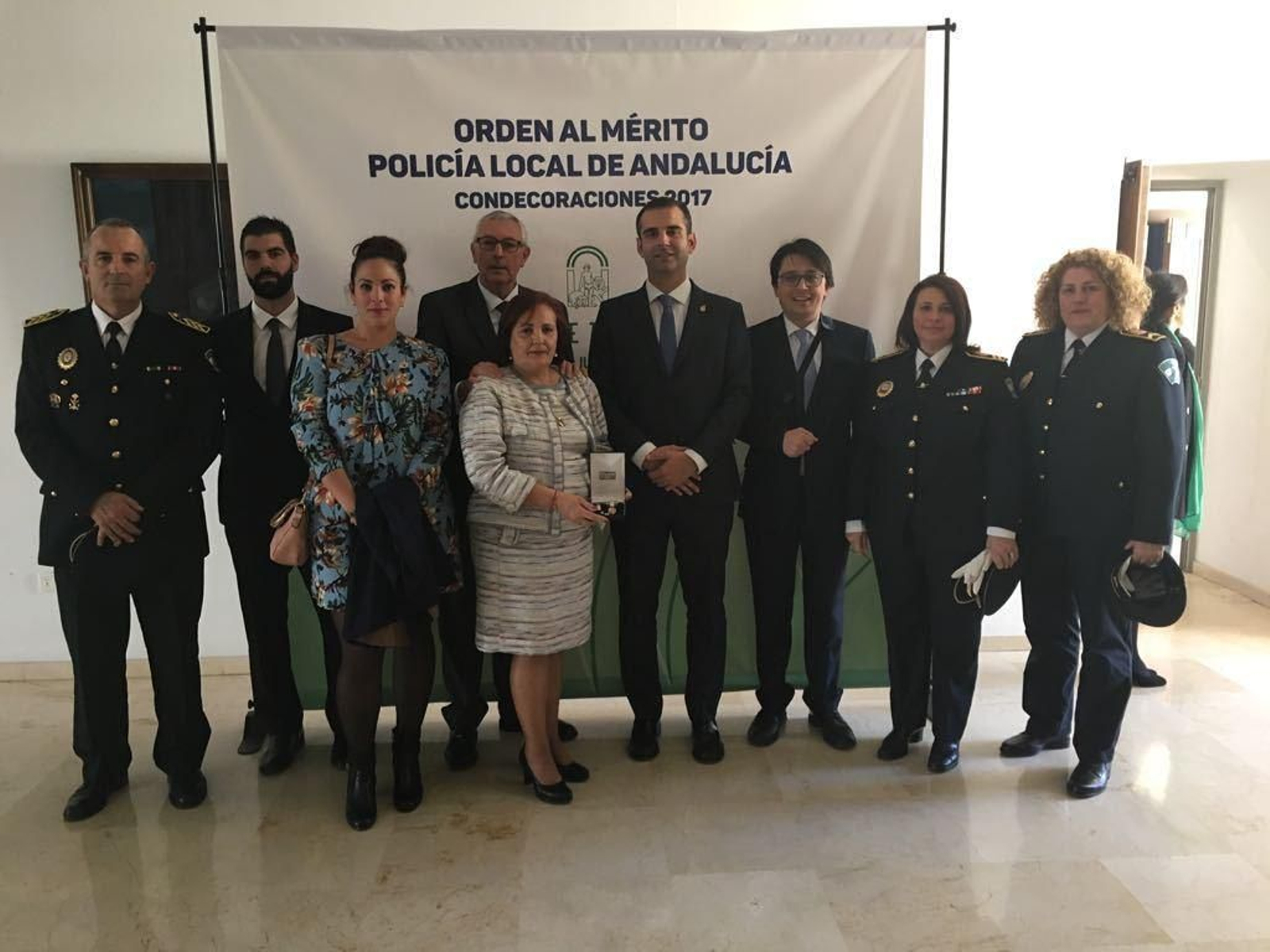 El alcalde de Almería, Ramón Fernández-Pacheco, el concejal de Seguridad, Manuel Guzmán, el Superintendente Jefe de la Policía Local, Jorge Quesada y la Intendente Mayor, Carmen Martínez, junto a los familiares de Balbín tras el acto.