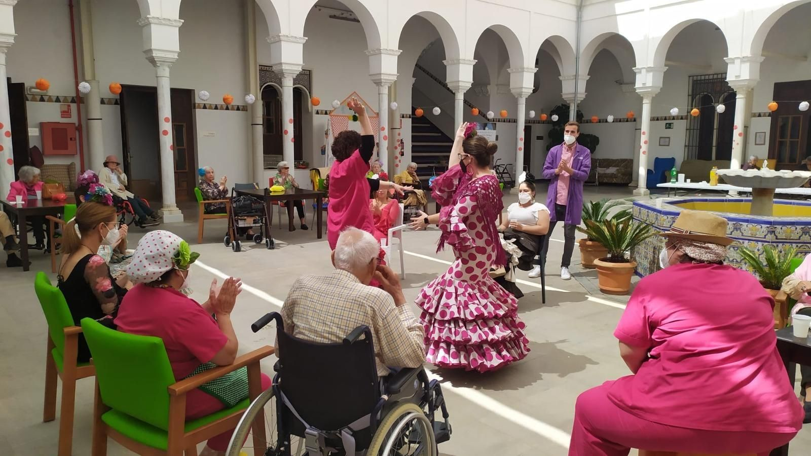 El patio de la residencia de mayores de San Juan de la Palma convertido en una caseta de feria.