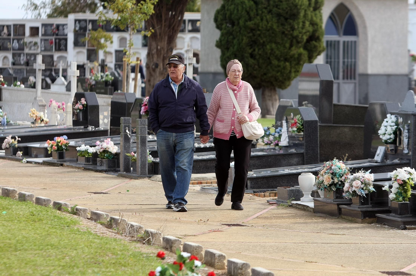 Imágenes del ambiente en el cementerio La Soledad, Huelva