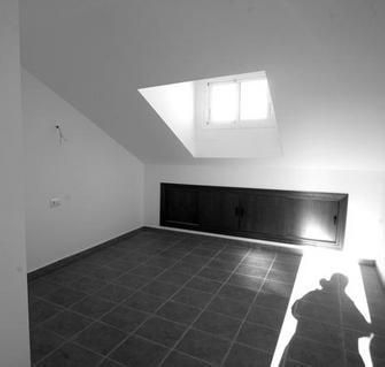 El dormitorio situado en la tercera planta que no consta en documento público.