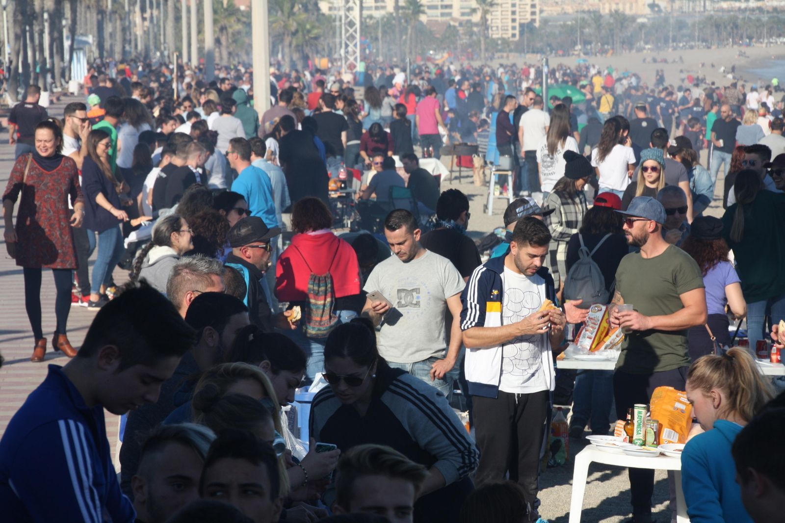 Hay días de pleno verano en los que no se acumula tanta gente como ayer en la Playa de La Romanilla.