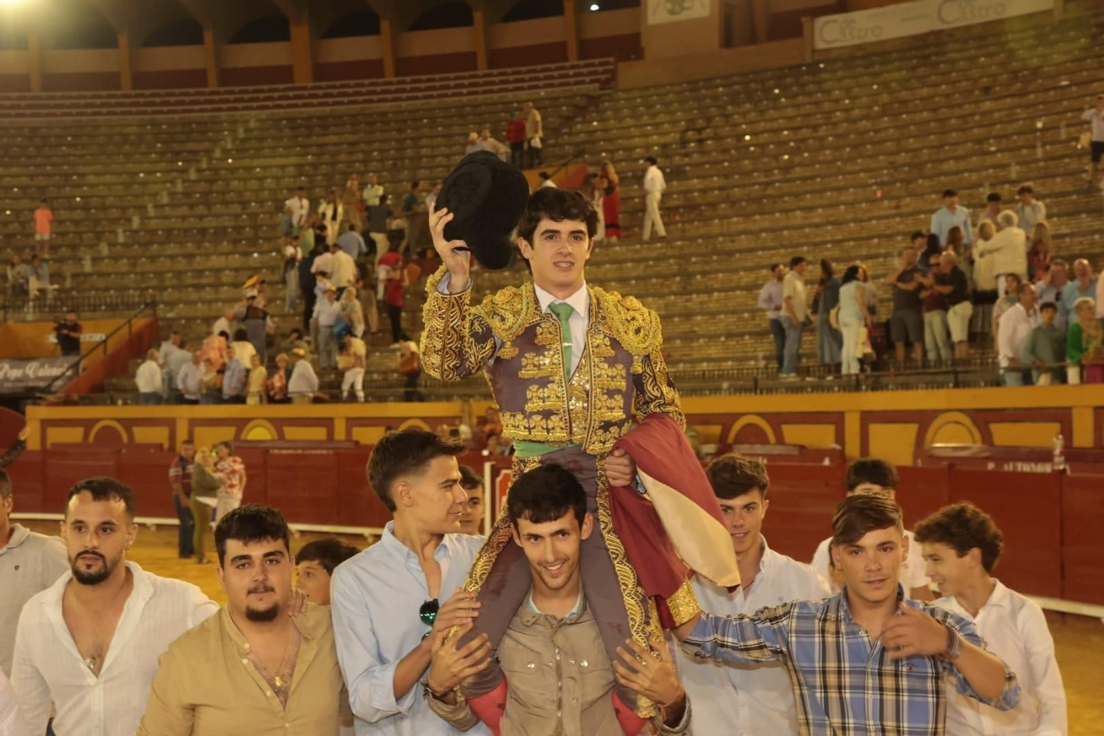 Pablo Lozano, a hombros en Las Palomas.