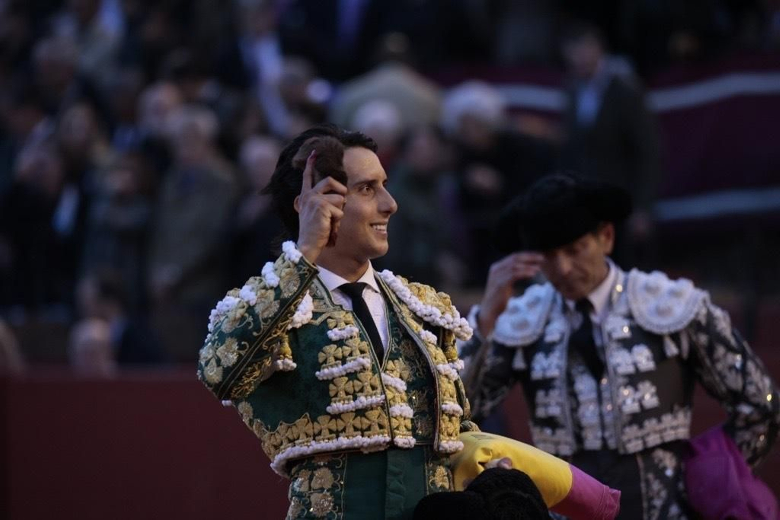 Roca Rey, con su trofeo cortado al sobrero que sustituyó al tercero.