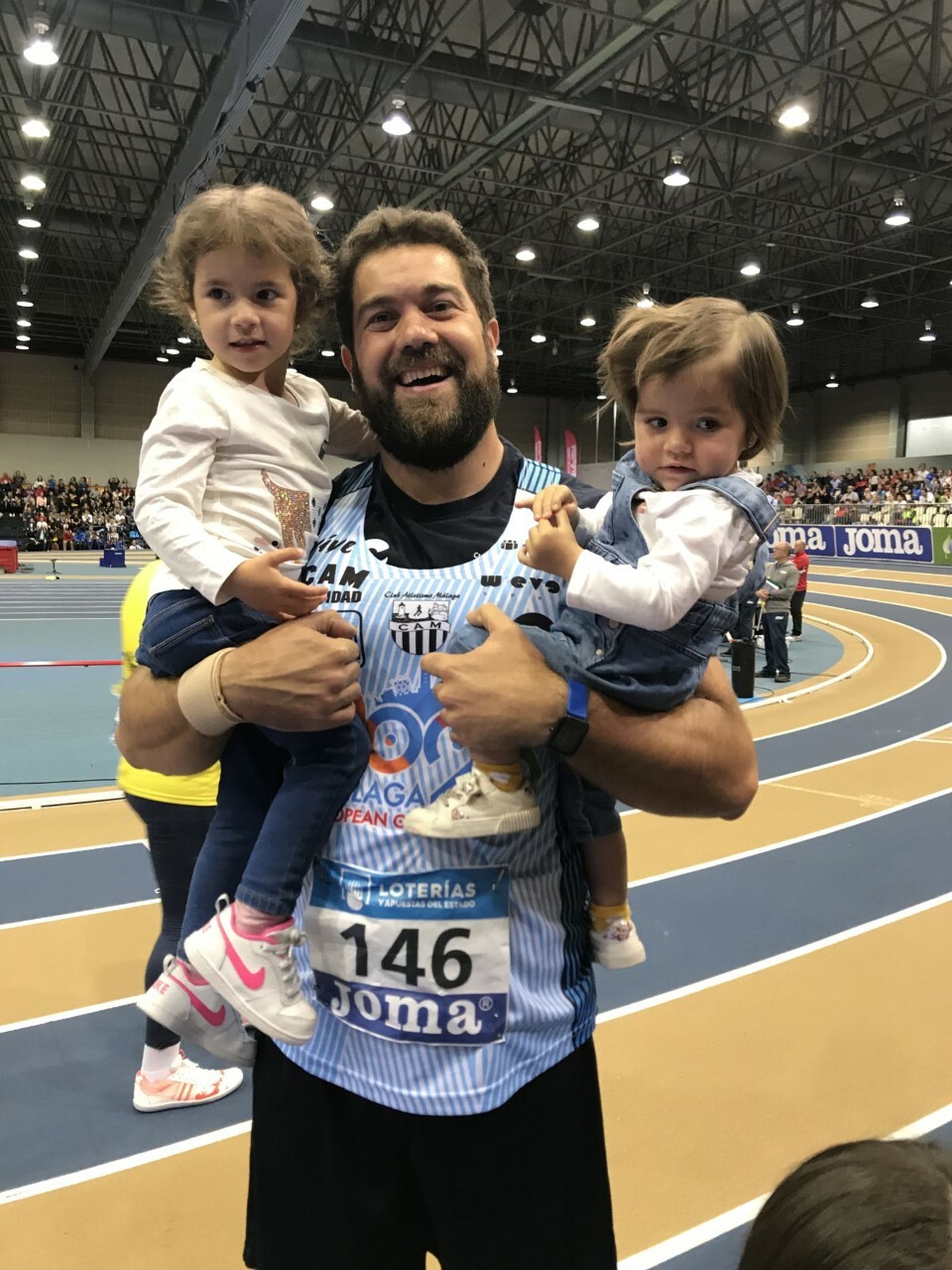 Borja Vivas, con sus hijas, tras ganar el Campeonato de España.