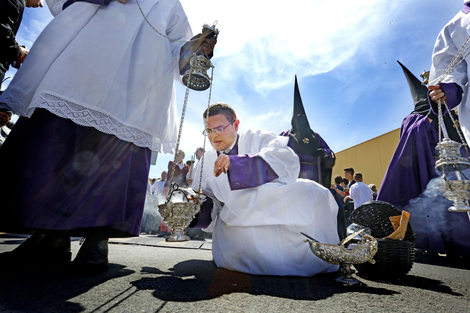 El cuerpo de acólitos bajo el fuerte sol de la jornada vivida ayer en Jerez.