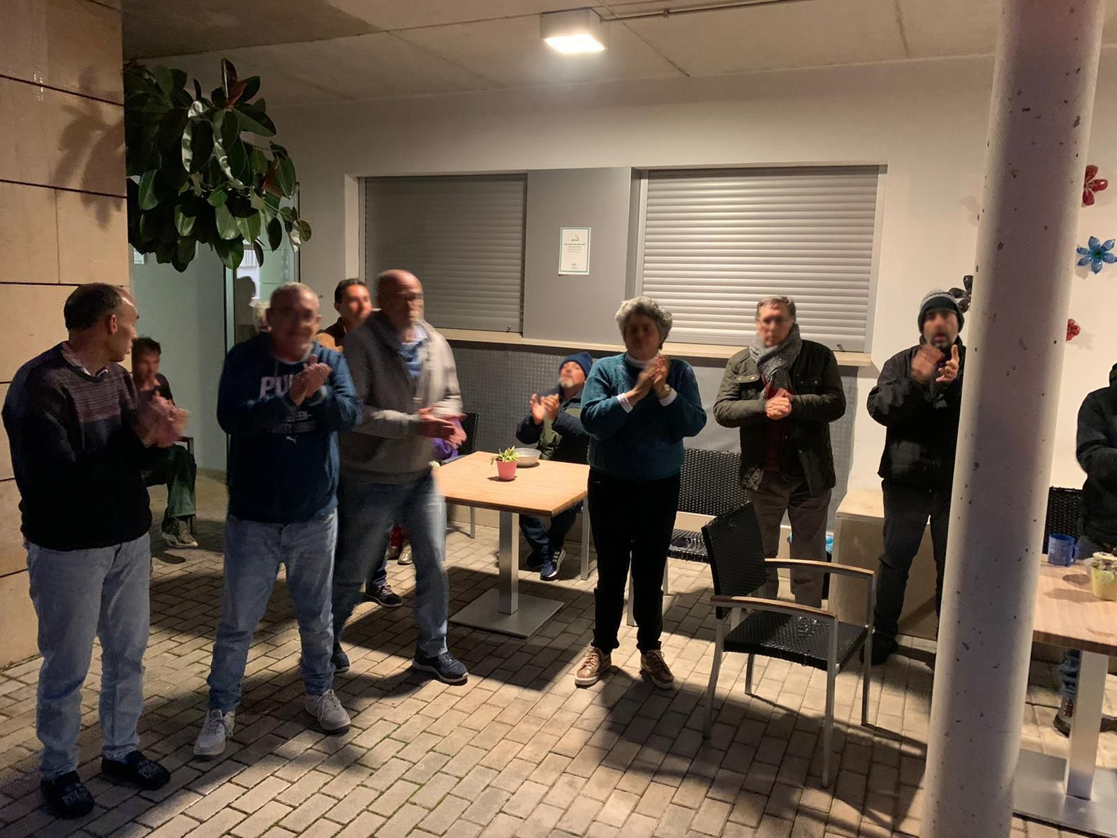 Usuarios de Faisem durante uno de los aplausos diarios a los sanitarios