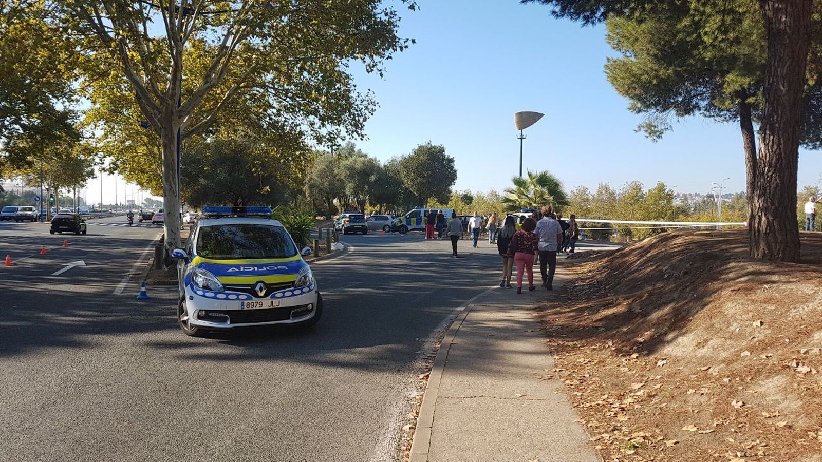 Los coches de la Policía Local controlando la zona del mercadillo