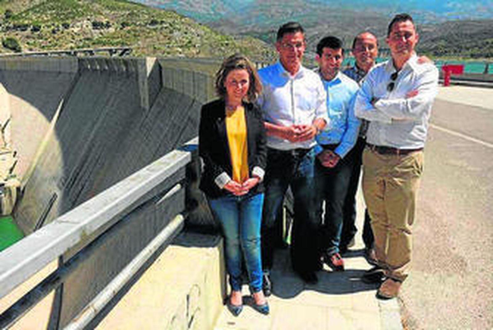 Luis Salvador junto a otros miembros de la candidatura en la presa de Rules.