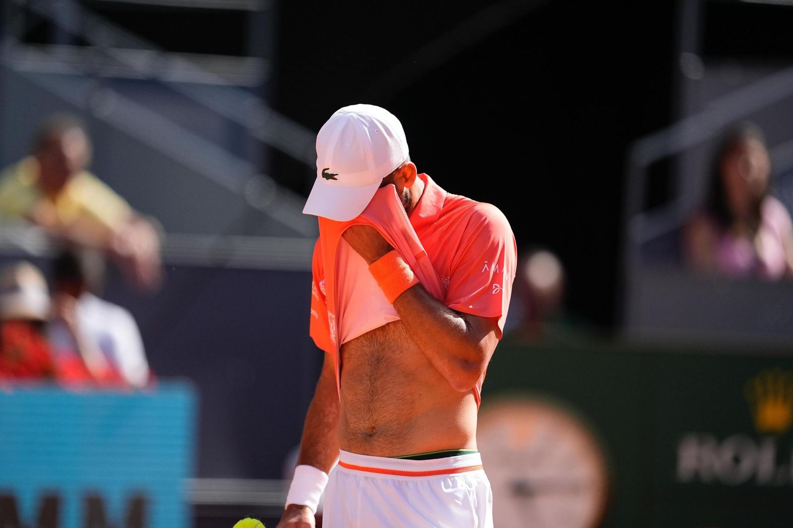 Novak Djokovic con frustación en el Mutua Madrid Open