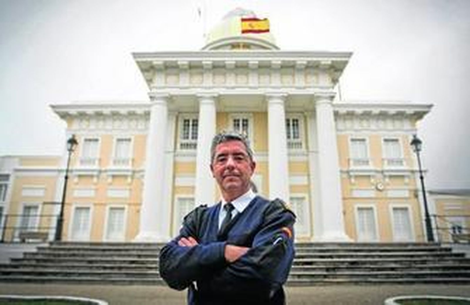Antonio Pazos, jefe de la sección de Geofísica del Real Observatorio de la Armada, el pasado miércoles ante el edificio principal del ROA.