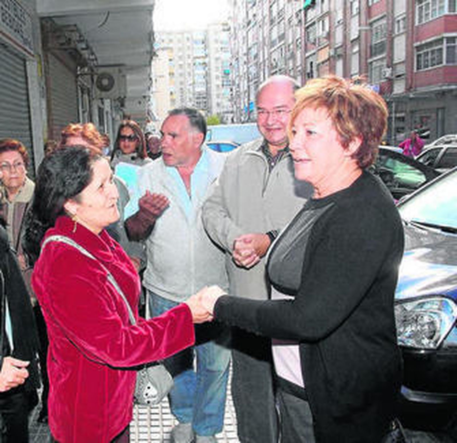 Villalobos, ayer, en un encuentro con vecinos.