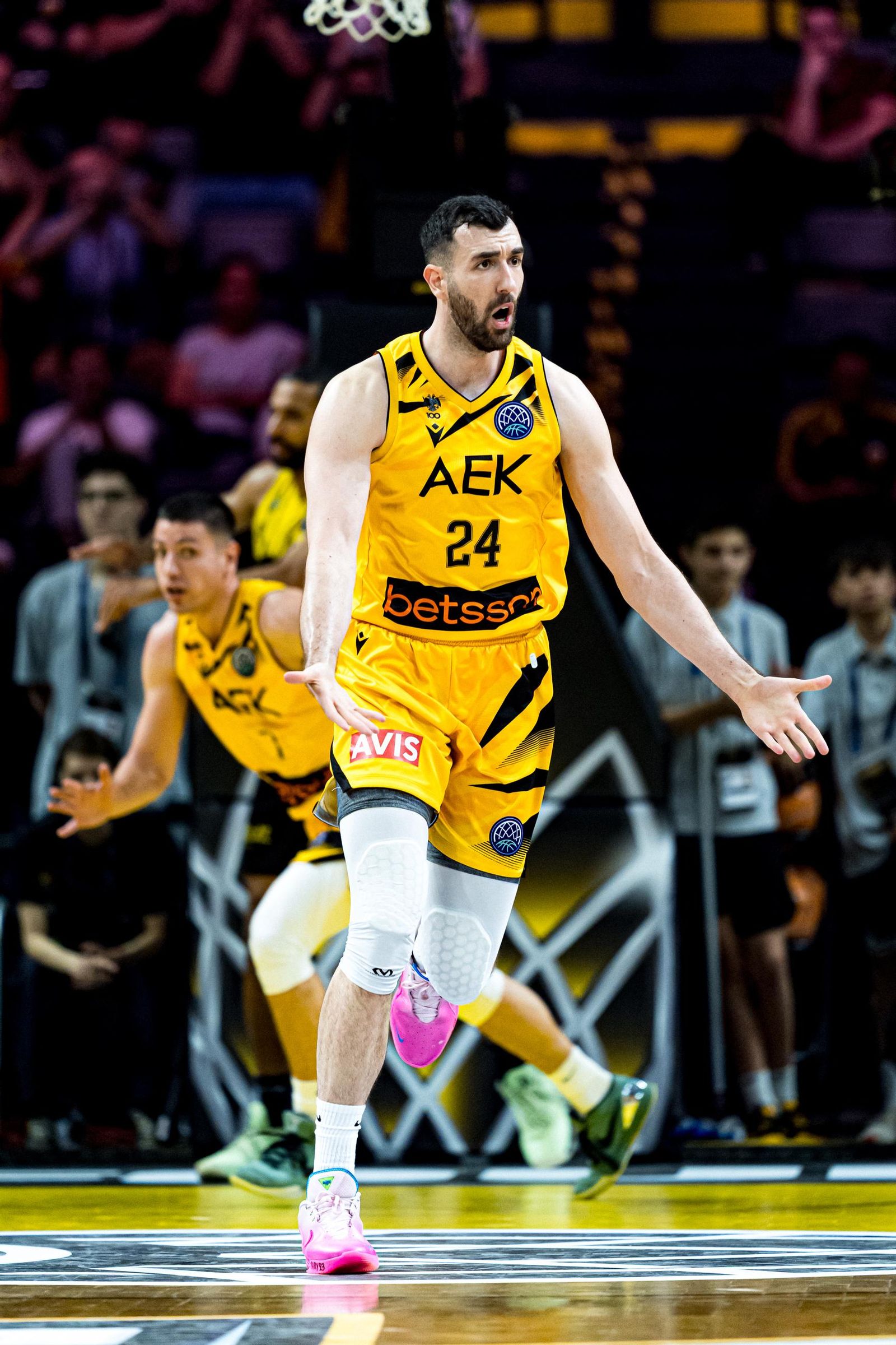 El AEK remonta y le quita al Tenerife el tercer puesto (77-73)