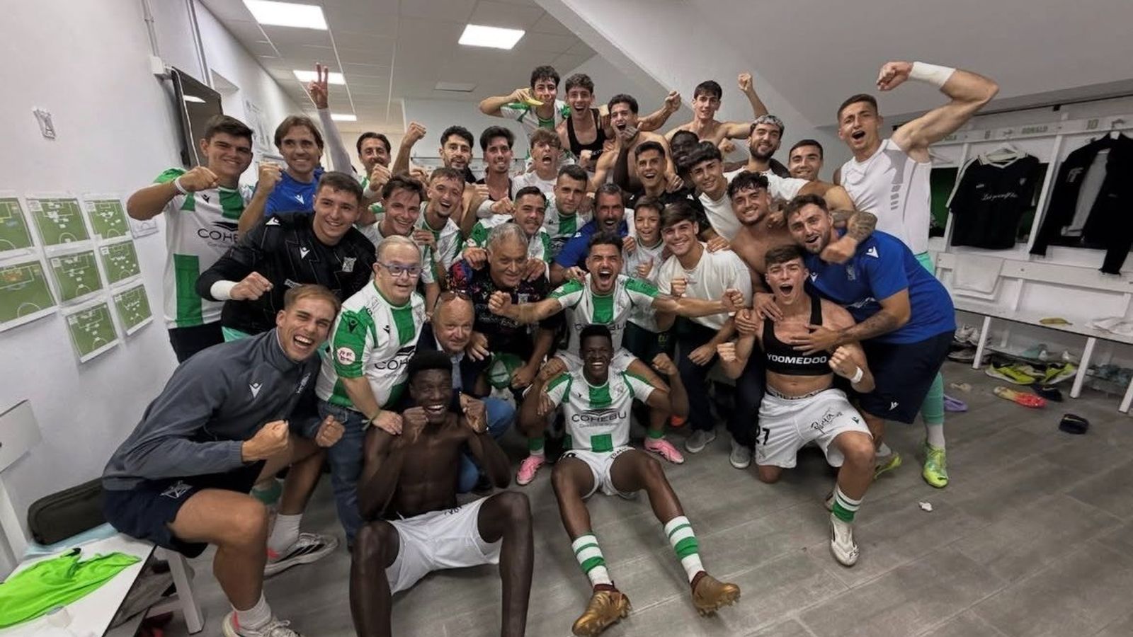 Los jugadores del Sanluqueño celebran el triunfo de la quinta jornada contra el Cartagena.