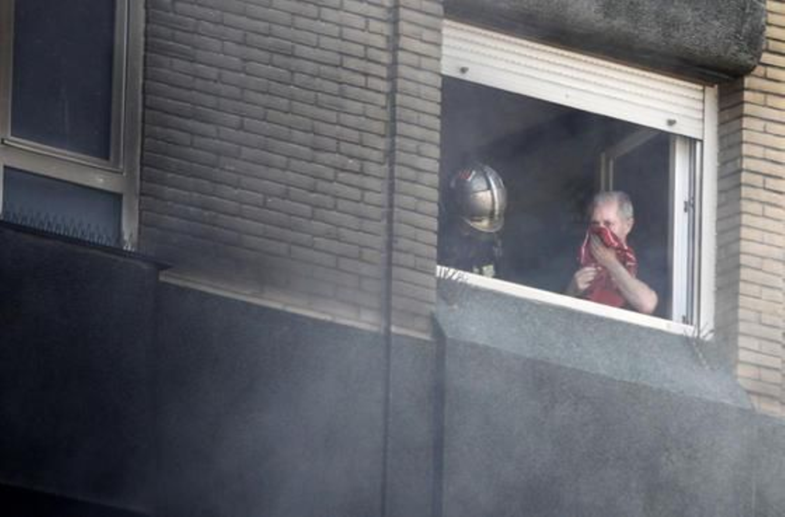 Espectacular incendio en un edificio de la calle Brasil. /Jesús Marín
