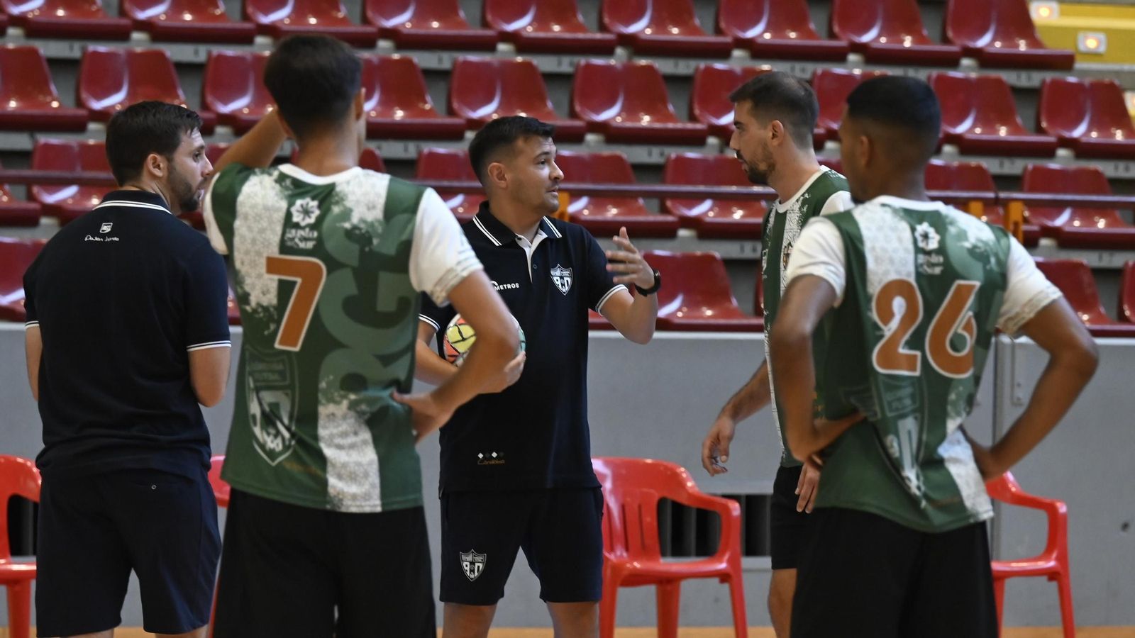 Emanuel Santoro habla con Fabio Alvira, uno de los capitanes del Córdoba Futsal.