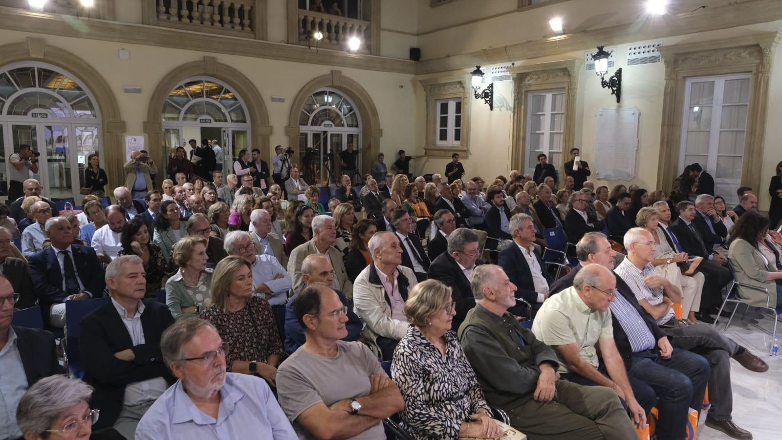 El público llenó el patio de luces de la Diputación.