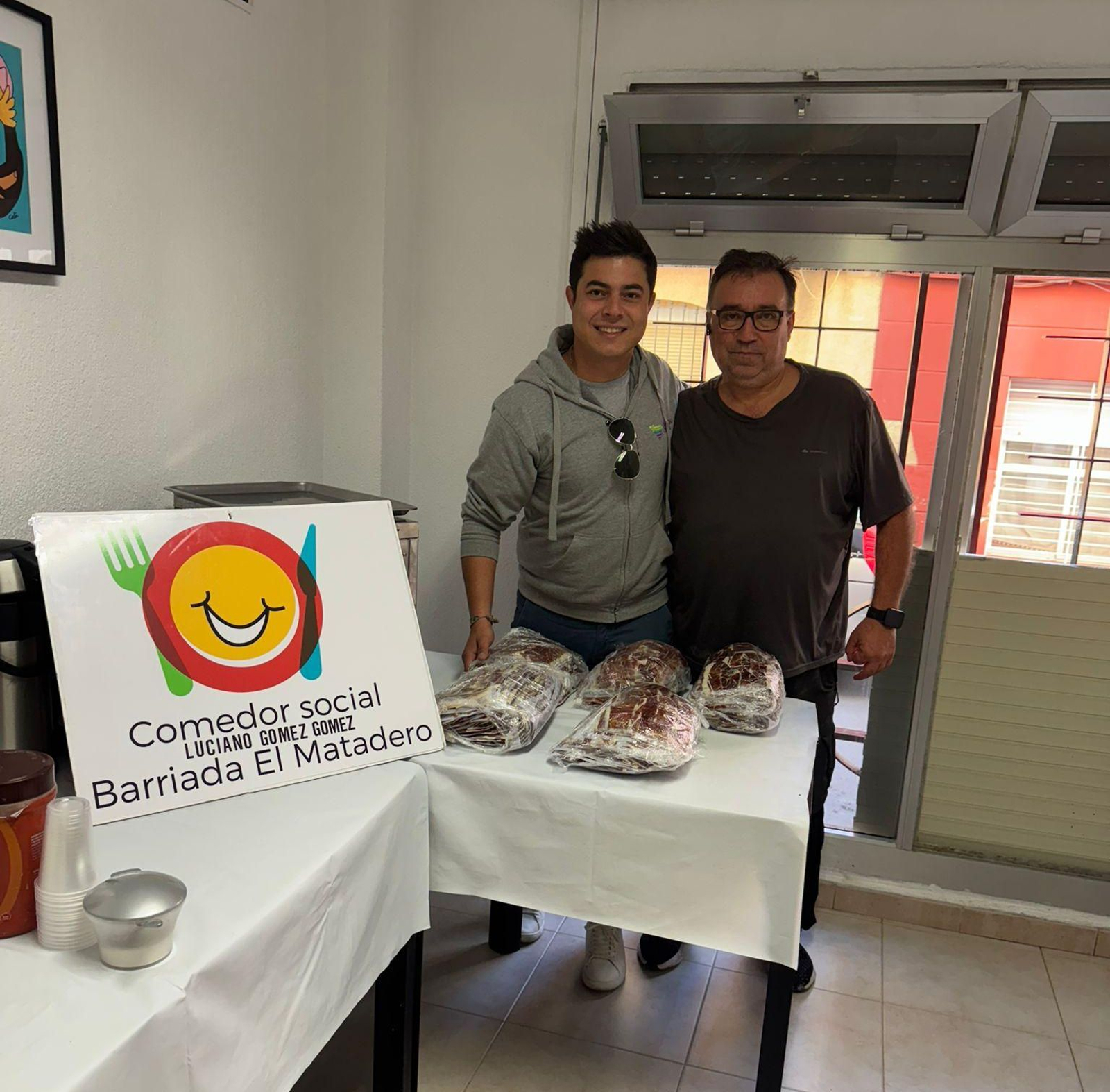 Entrega del jamón del récord Guinness al comedor social de la barriada Matadero de Huelva.