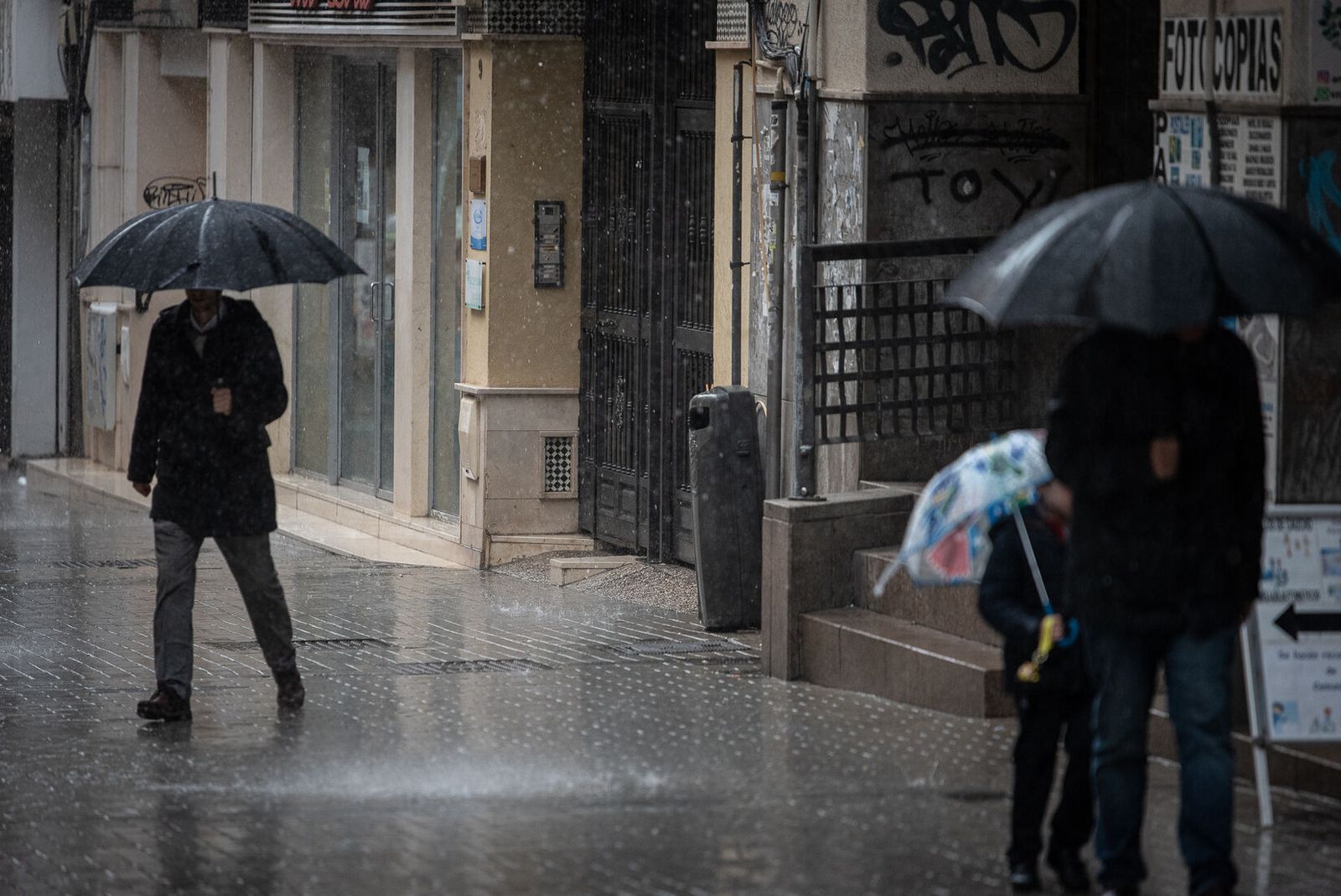 Ciudadanos con paraguas.