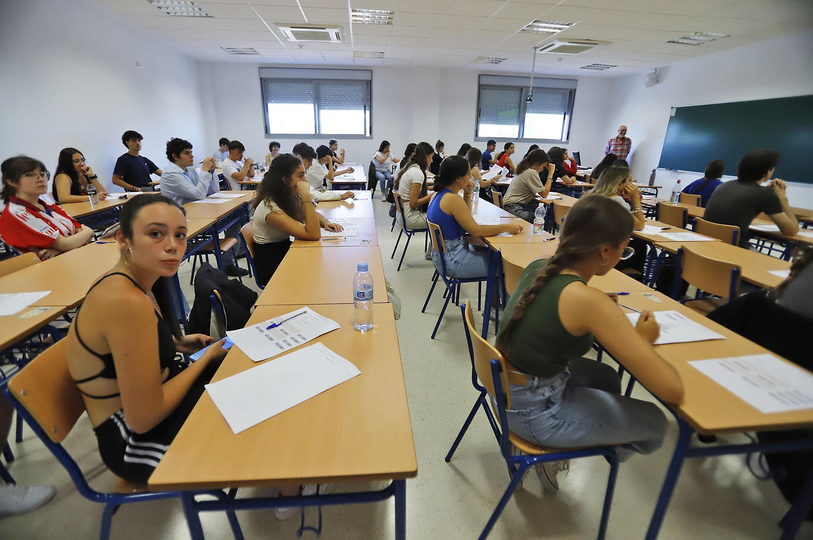 Imágenes del comienzo de las pruebas de evaluación para el acceso a la universidad en Huelva