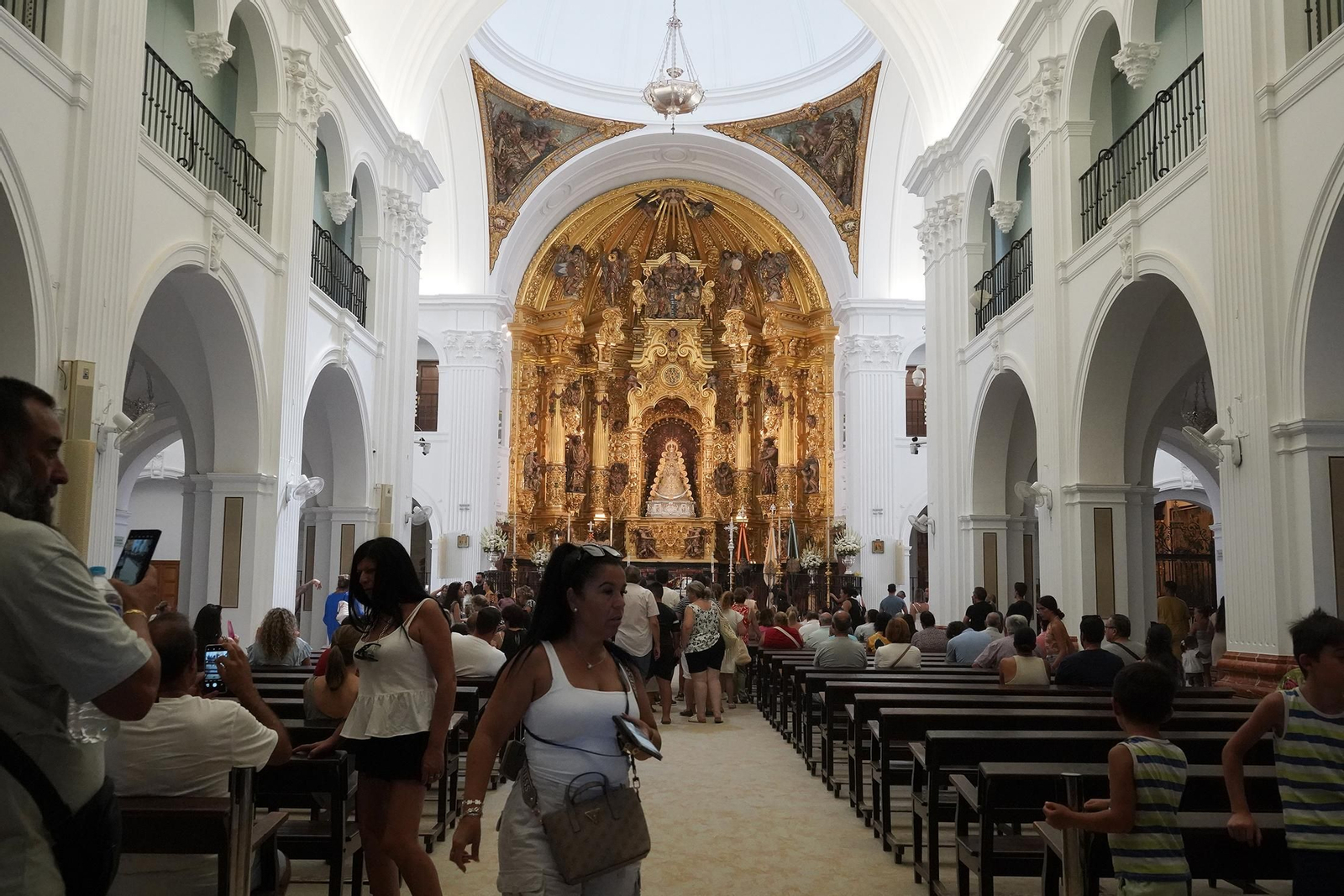 Imágenes del ambiente en la aldea durante el domingo de Rocío Chico