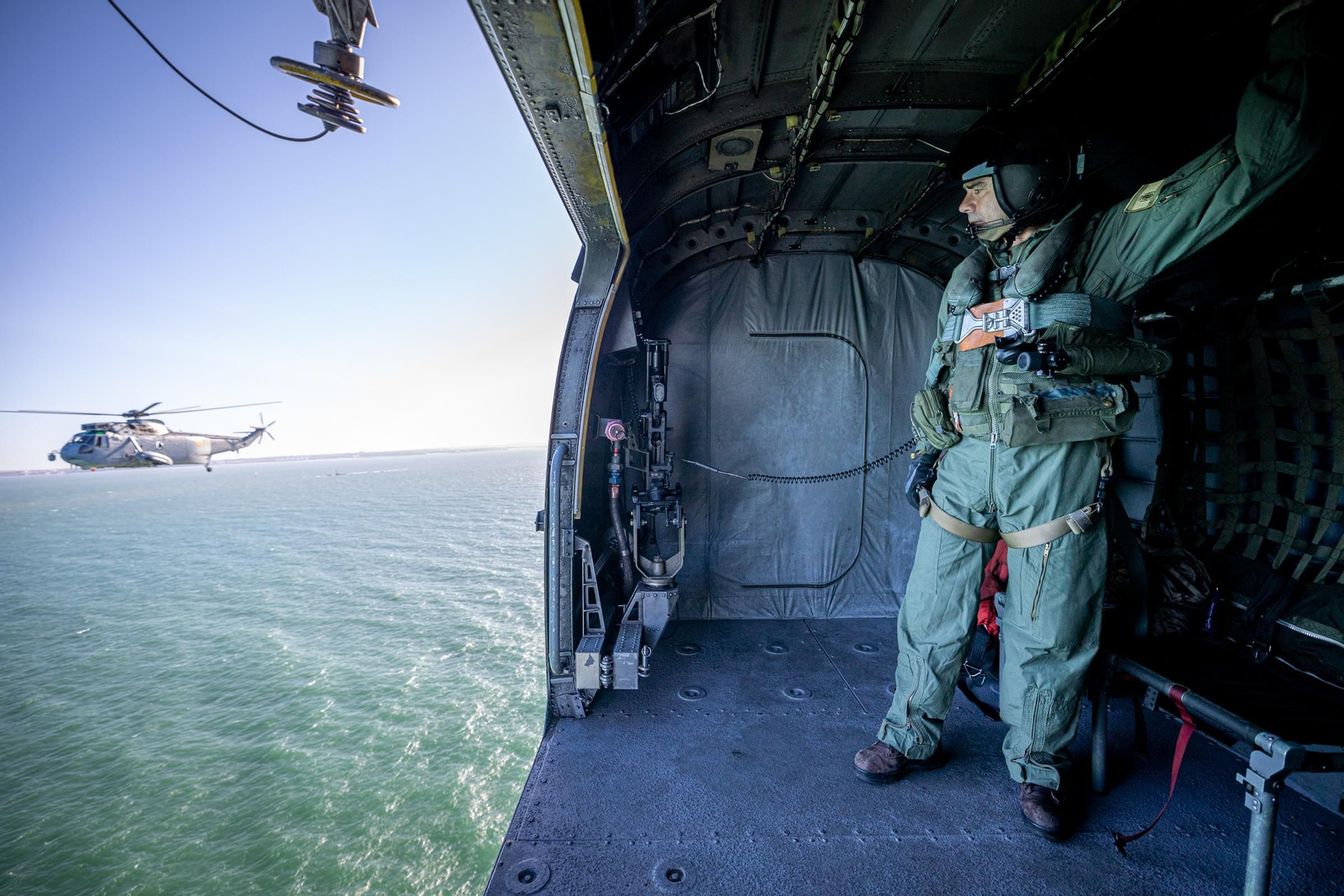 Imágenes del vuelo de despedida de los 'Sea King'  de la Quinta Escuadrilla de la FLOAN de la Armada por la Bahía de Cádiz