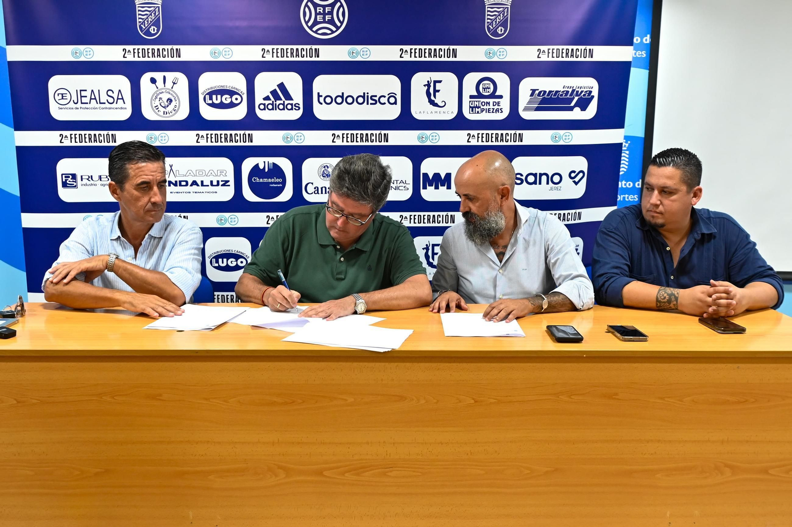 Imágenes de la firma del convenio entre Ayuntamiento y Xerez CD