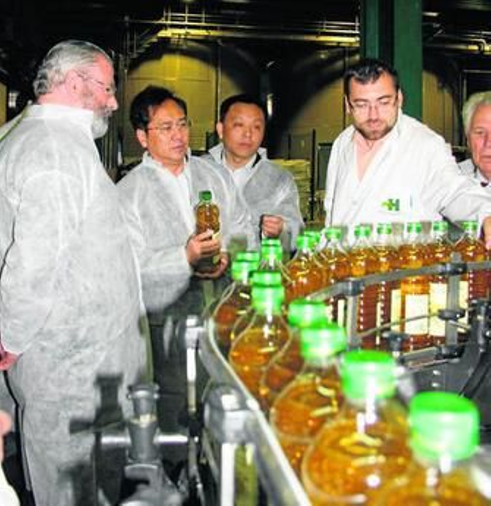 La delegación china visita las instalaciones de Hojiblanca en la localidad malagueña de Antequera.
