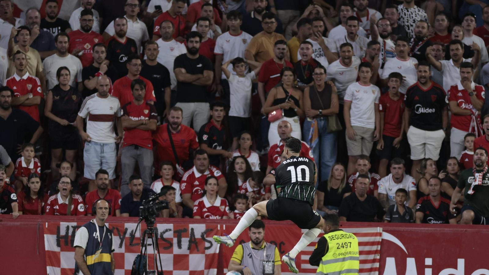Rafa Mir salta dirigiéndose a Gol Norte tras el 1-2, que marcó de falta.