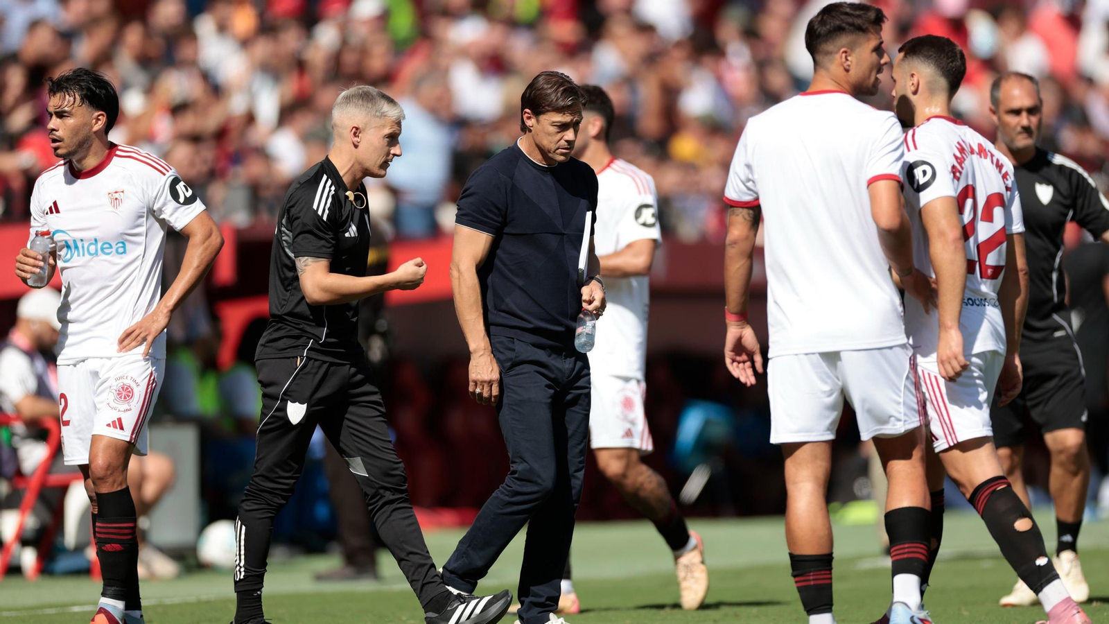 Matías Almeyda da instrucciones a sus futbolistas durante una pausa de hidratación.