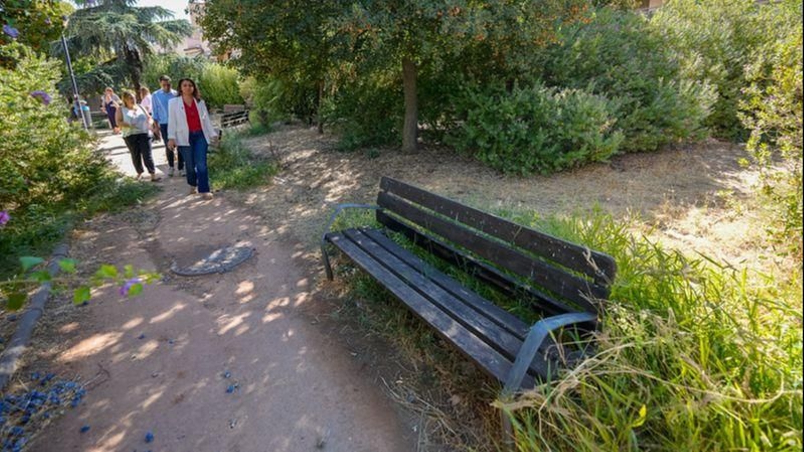 Raquel Ruz visita los parques y jardines de la calle Goleta en La Chana