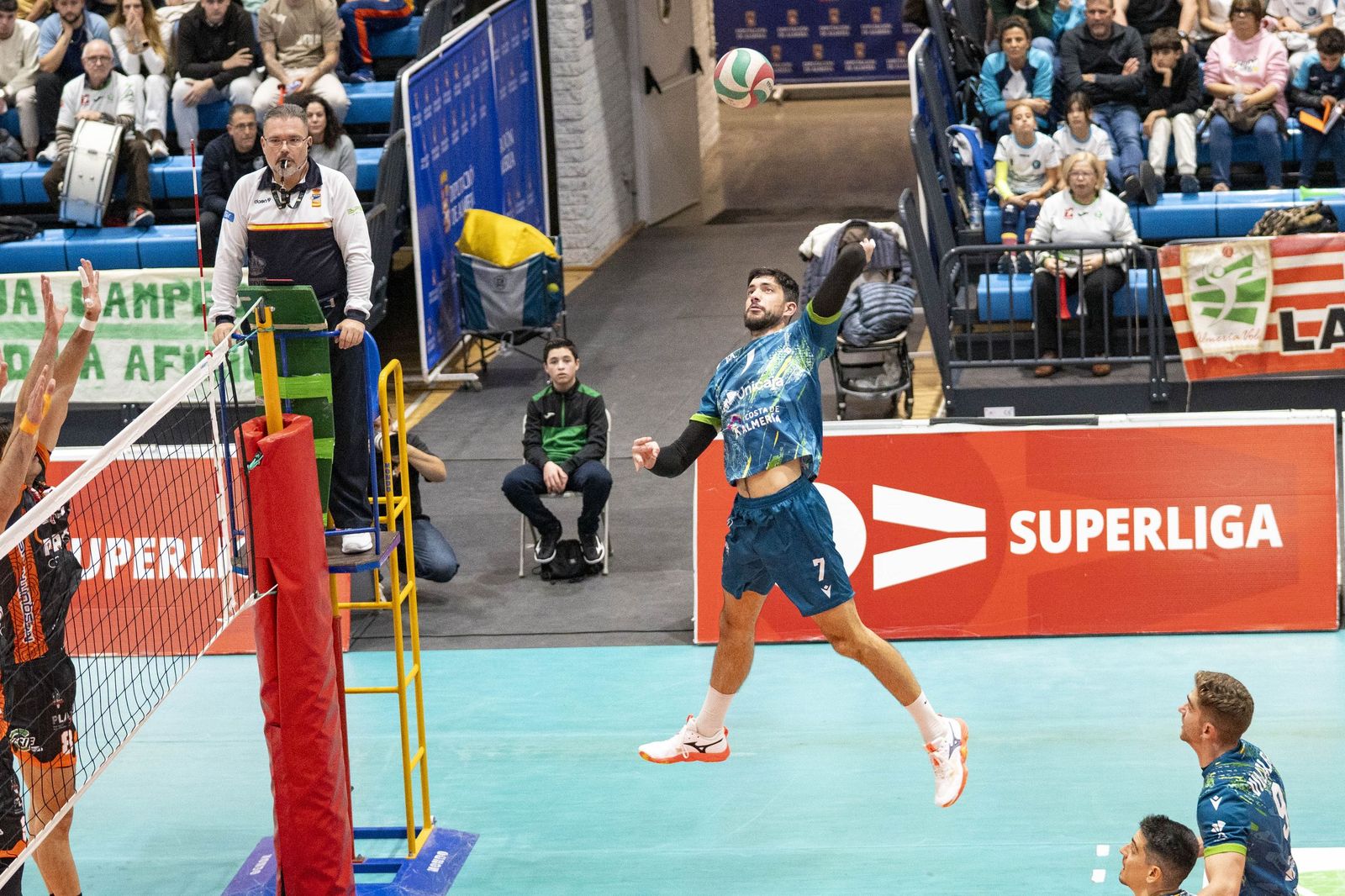 Las imágenes del partido entre Unicaja Costa de Almería y Pamesa Teruel de Superliga de voleibol