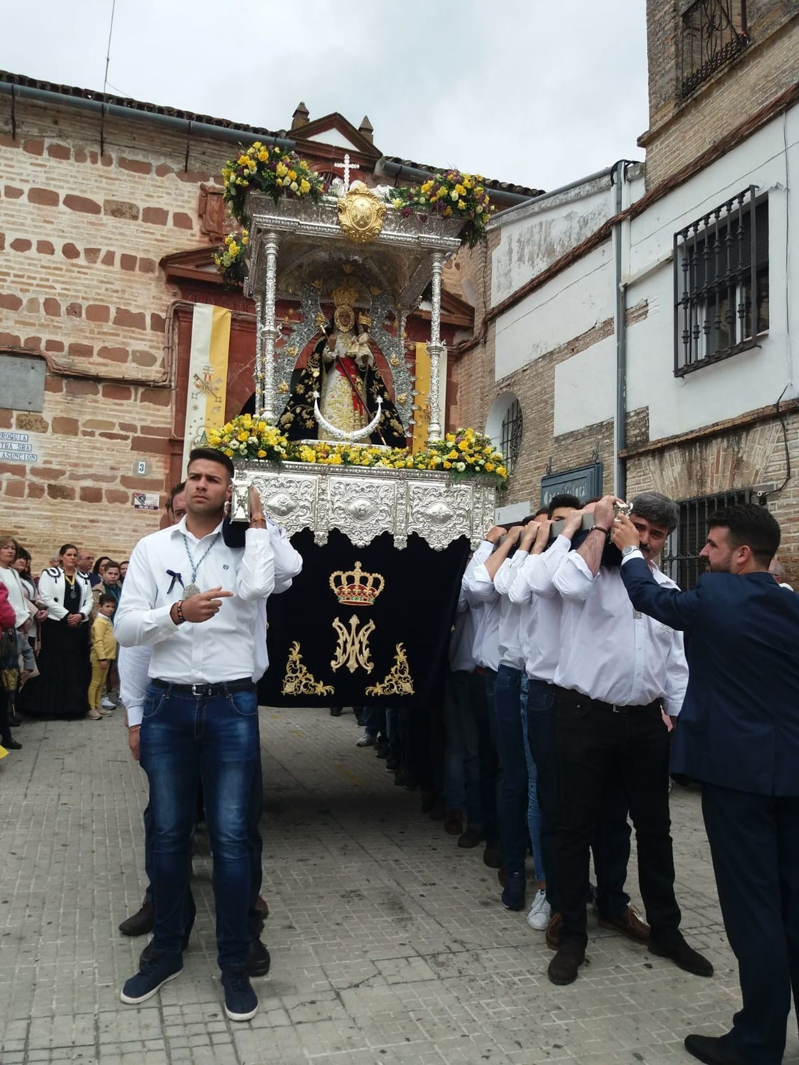 Salida de la Morenita de la parroquia de la Asunción.