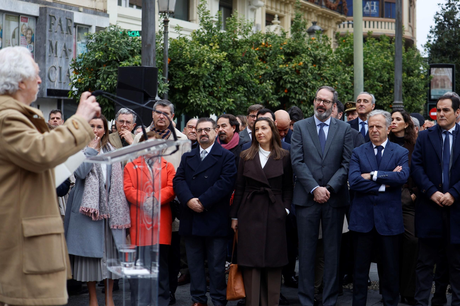 Juanma Moreno inaugura el monumento homenaje al Día de la Bandera de Andalucía en Córdoba, en imágenes