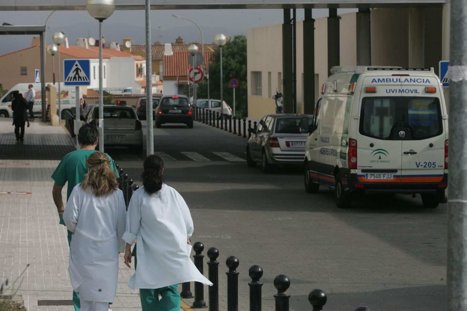 Una ambulancia, aparcada en la zona de Urgencias del Punta Europa.