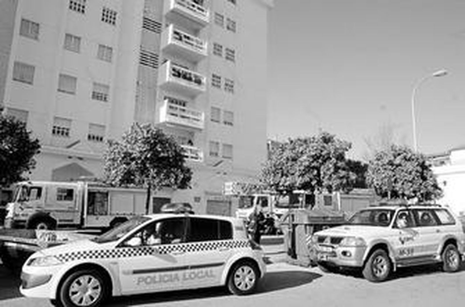 Bomberos y Policía Local en la intervención de ayer en la urbanización.