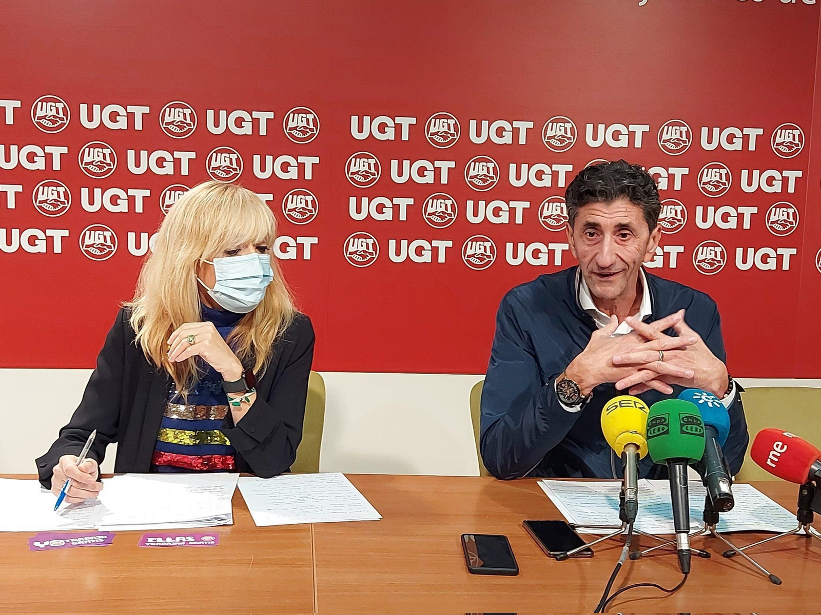 Carmen Castilla junto a Sebastián Donaire ayer en la sede de UGT en la capital onubense.