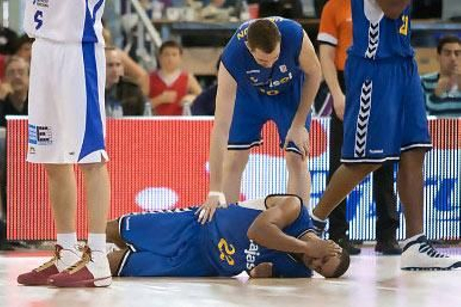 Louis Bullock se duele en el suelo de un golpe.

Foto: Javier Bernal