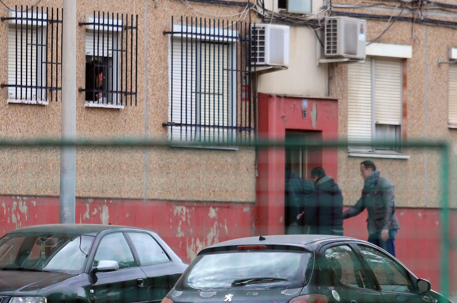 Imágenes del atrincherado que amenazaba con hacer estallar una bombona en el Torrejón, Huelva