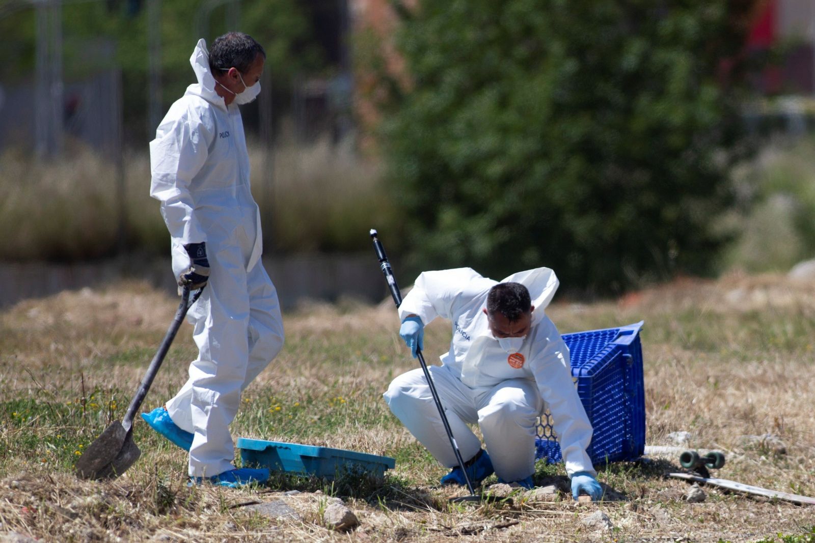 Técnicos de la policía científica buscan pruebas en el solar de El Prat sonde apareció el cuerpo de Janet Jumillas.