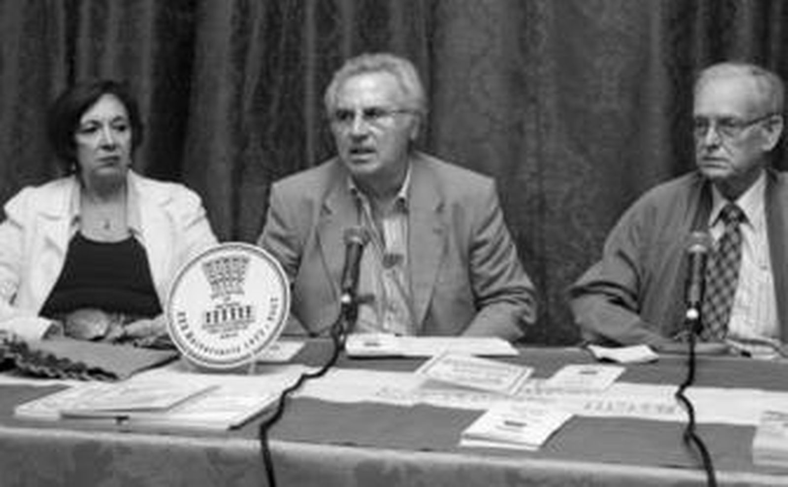 José Villa (en el centro) intervino ayer en los actos de la asociación presidida por Claudio Fernández.