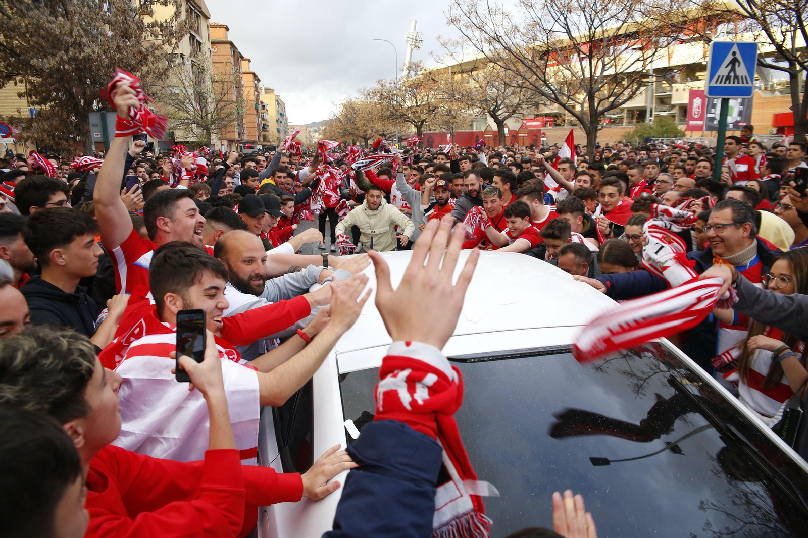 Apoteósico recibimiento a la plantilla del Granada