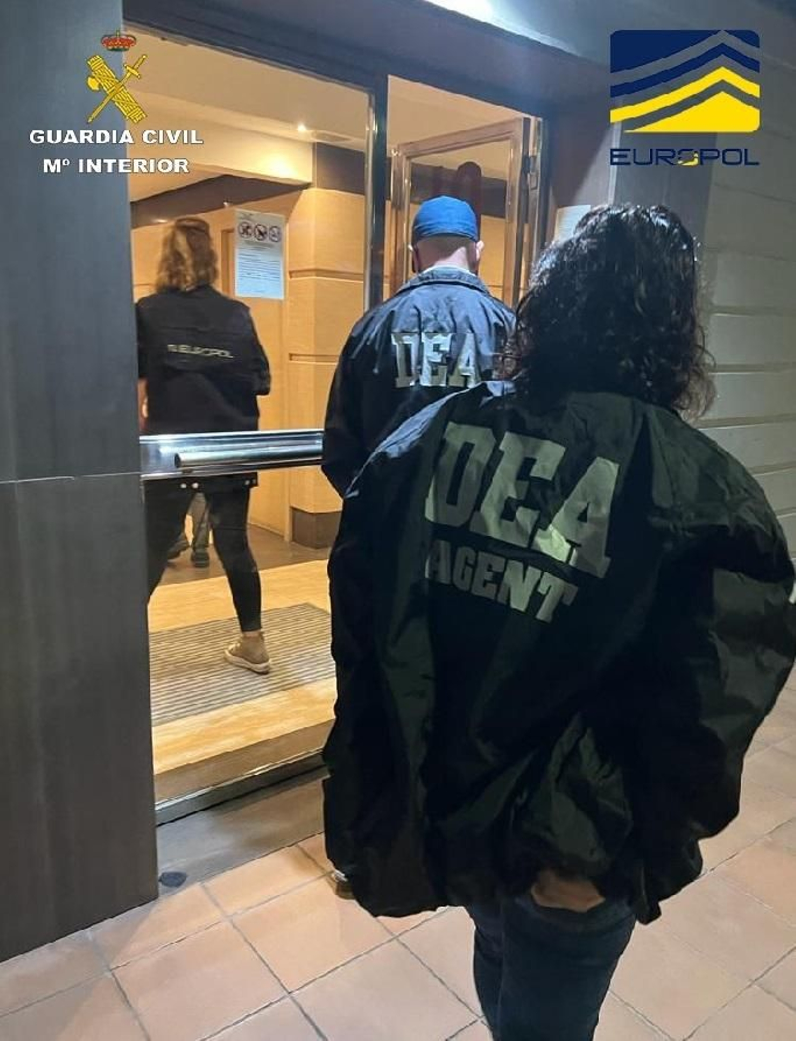 Dos agentes de la DEA de Estados Unidos y otro de Europol, durante un operativo.