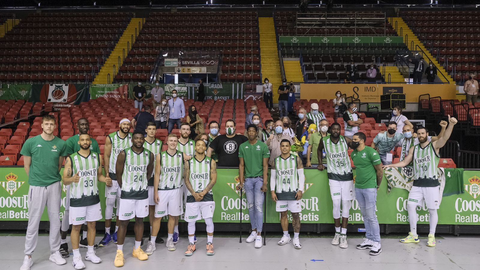 Los jugadores del Betis Baloncesto, tras el partido ante el Gran Canaria.