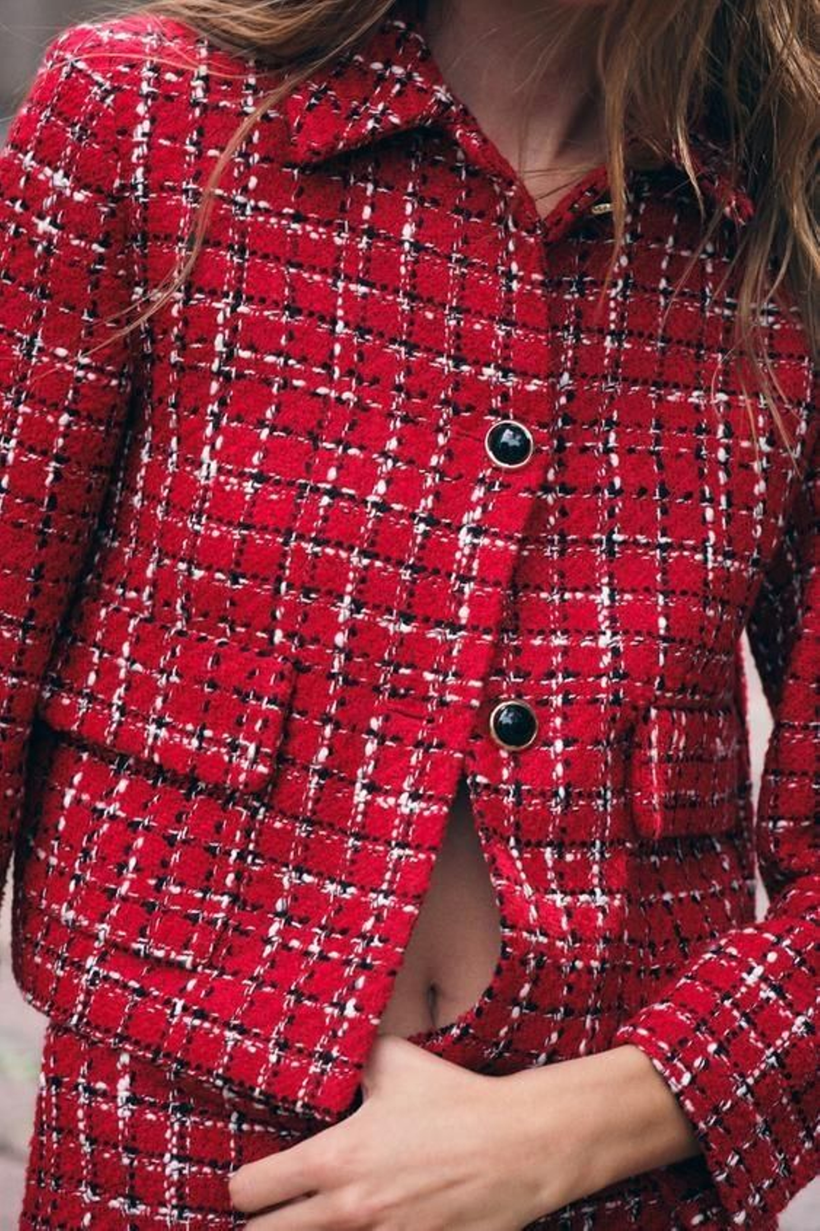 La chaqueta cortita roja que Rocío Osorno ha agotado en horas