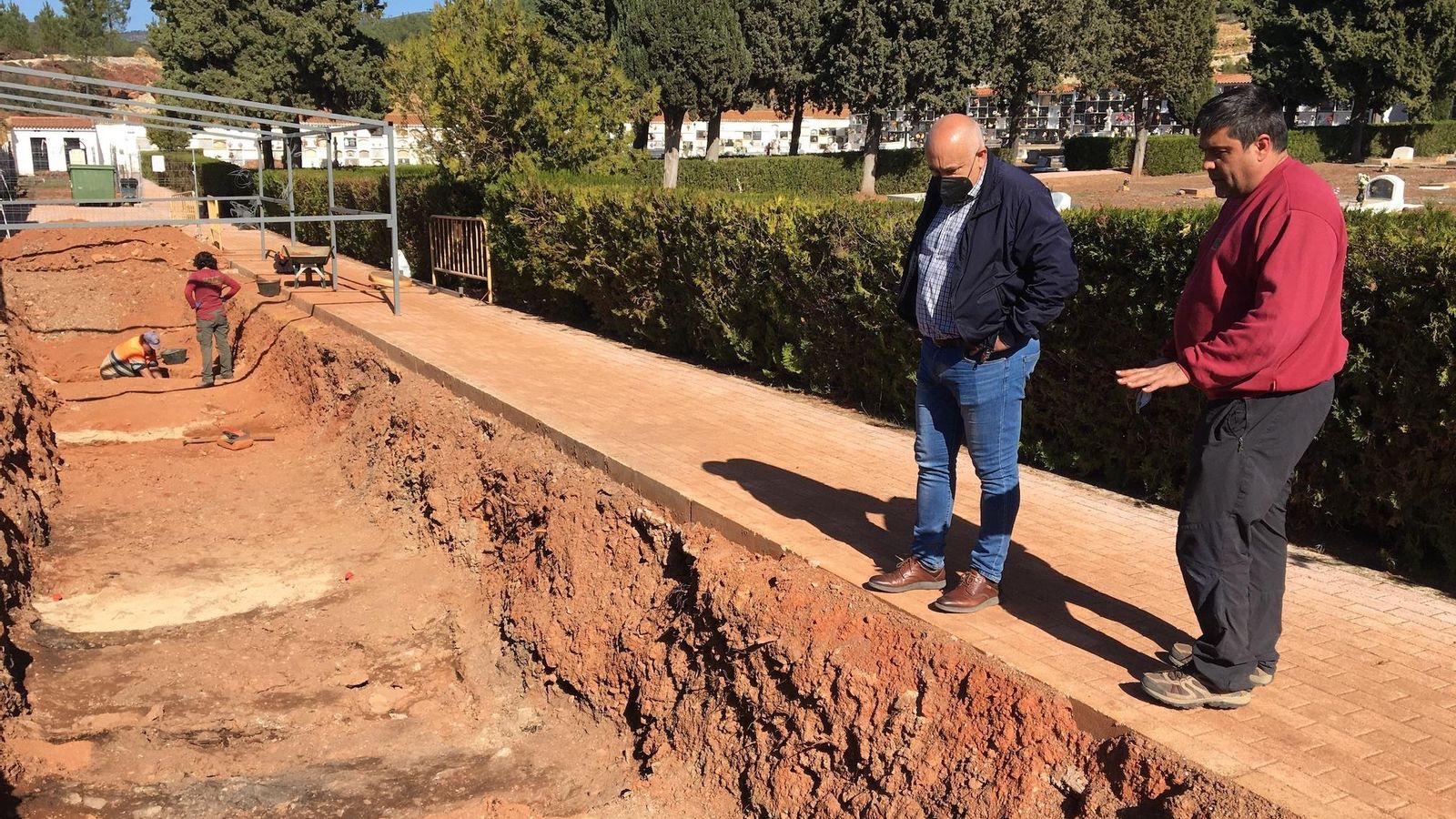 Trabajos de exhumación en el cementerio de Nerva.