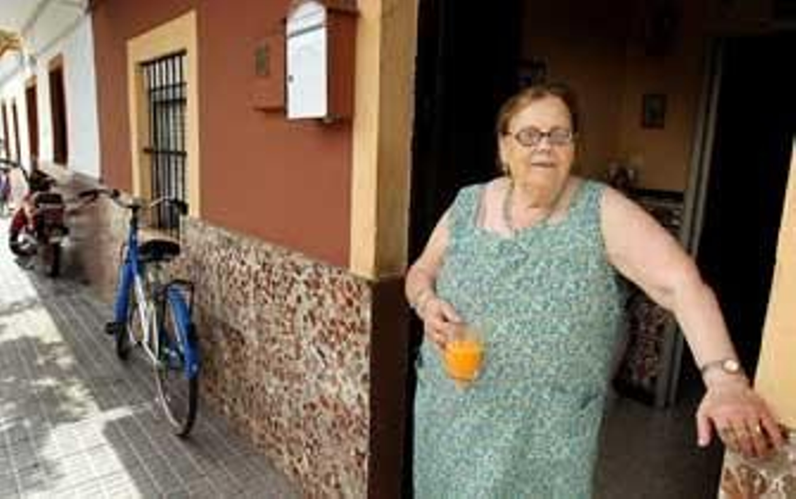 ana Menacho en la puerta de su casa, en el número 68 de la avenida de Cádiz, en El Cuervo./Miguel Ángel González