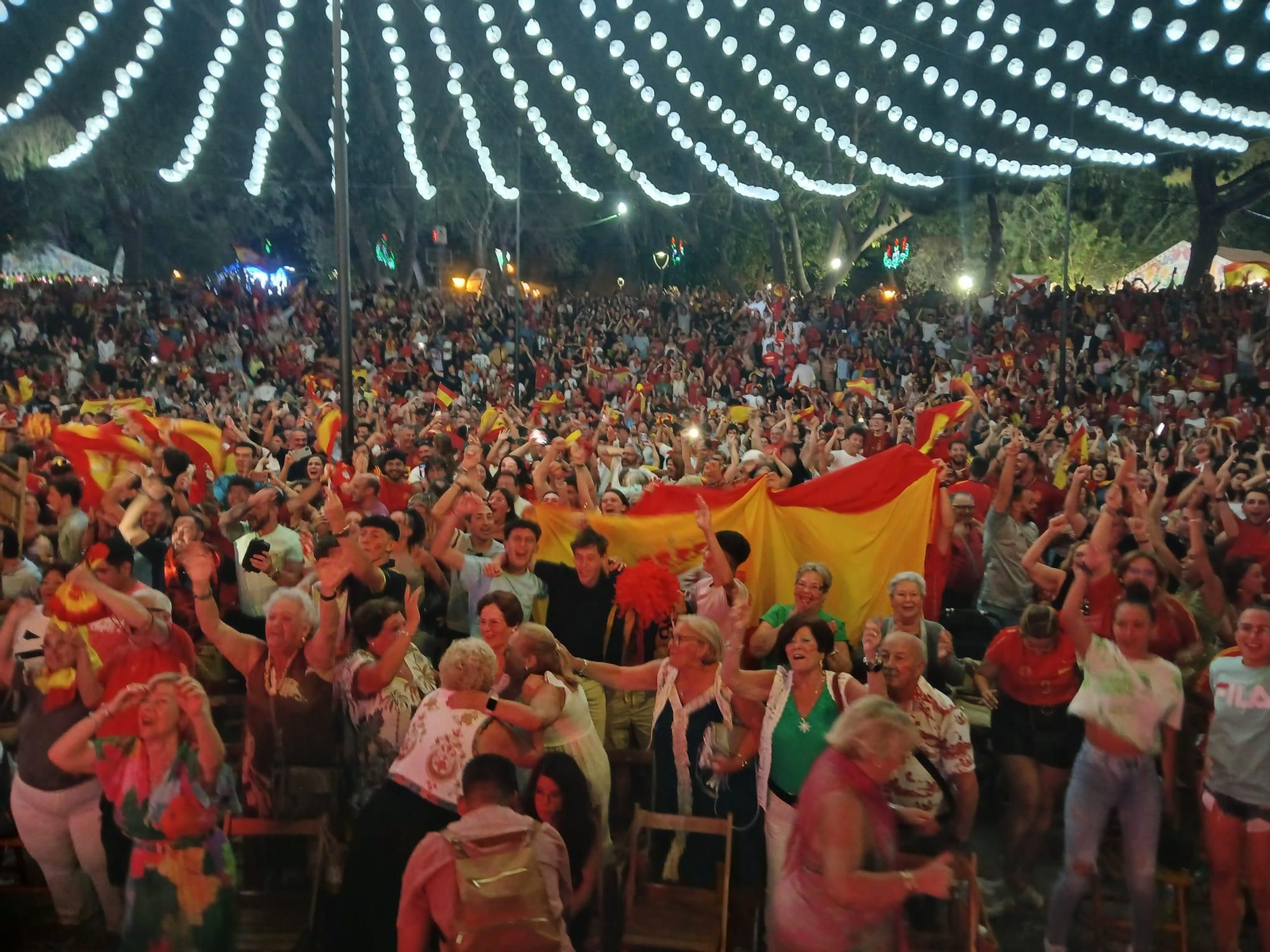 Así se ha vivido el triunfo de España desde la Feria de San Fernando: búscate en las imágenes
